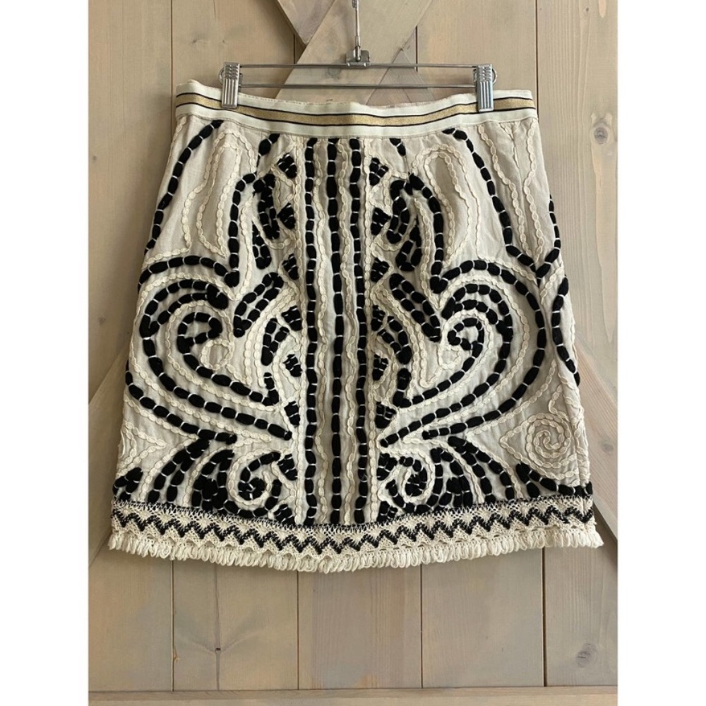 Maeve Carys Anthropologie embroidered cream skirt. Size M.